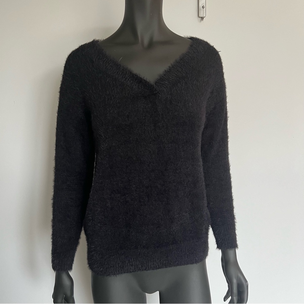 113. YANLINQI/ FUZZY BLACK VNECK SWEATER 3/4 SLEEVE